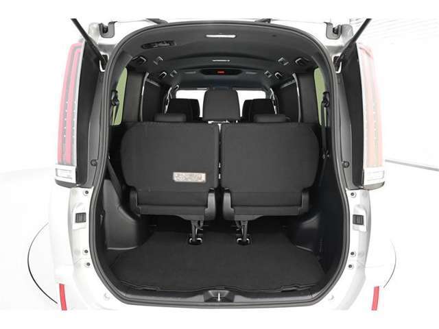 フル乗車時のラゲージスペースです。　床下収納を装備しています。シートの下に長尺物を収納することもできます。
