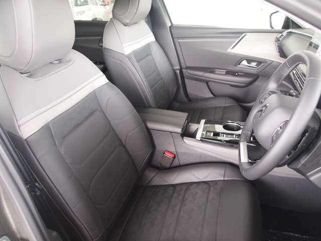 運転席・助手席にはシートヒーター・ベンチレーションが装備されています