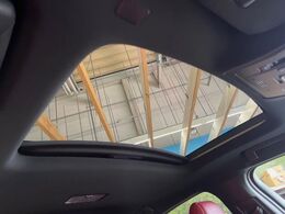 【サンルーフ】開放感たっぷりの希少装備、サンルーフが装着されています！車内に明かりを取り入れたり景色を楽しむ以外にも、車内の空気も簡単に換気できて快適です！