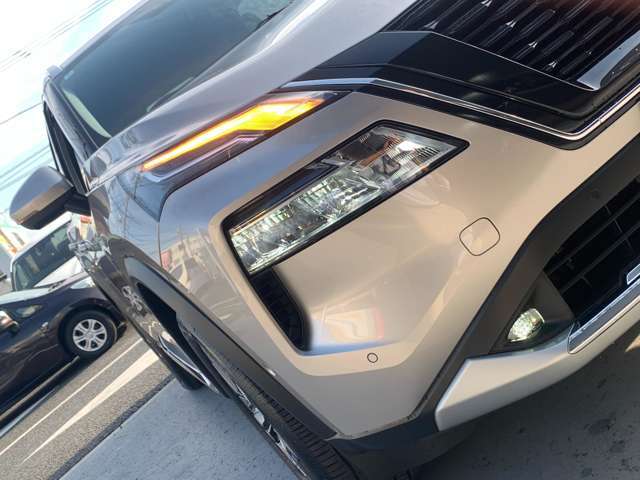 HIDやハロゲンライトより明るく、寿命も長い【LEDヘッドライト】です！夜間の視界もグンとよく見え安心です♪歩行者や死角にいる人へのアピールもでき、飛び出しや出会い頭の事故防止にも効果があります！