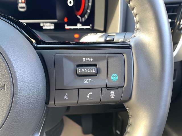 注目の【プロパイロット】付き！前を走行している車との車間距離を把握して、減速や停車をしたり前進したりを自動で促してくれます！高速道路などではハンドルも自動で支援！