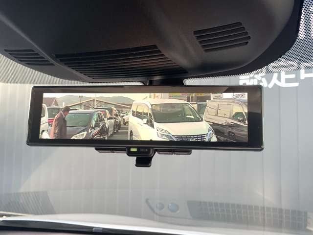 【インテリミラー】車両後方にあるカメラの画像をルームミラーに映し出します。シーンに応じて液晶モニターとミラーとを任意に切り替えることもできます