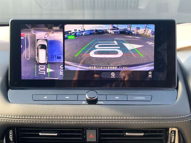 【全周囲カメラ】クルマの真上から見ているかのような映像が見れるので、駐車が苦手な方には特にうれしい装備です♪