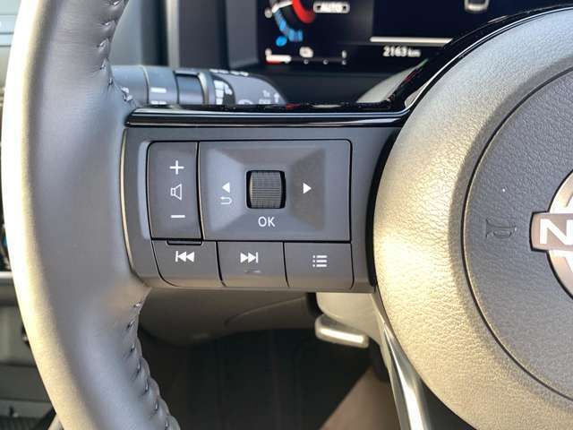 【ステアリングスイッチ】ステアリングを握ったままオーディオ等がコントロール出来ますので、利便性だけでなく事故防止にも繋がります。