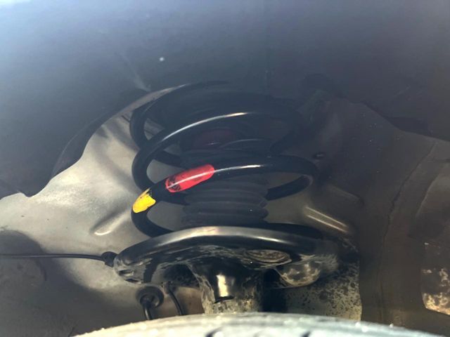 お車を安心してお乗りいただく為には、足回りの定期点検が欠かせません。サービスサポート（有償保証）では無料点検もご提供しており、安心のカーライフをお過ごしいただけるサポート体制が整っています。