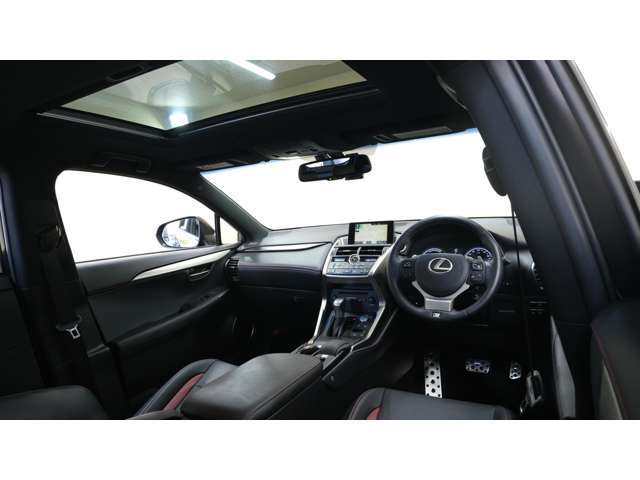 ゆとりのある運転席と座り心地の良いシートで、毎日の運転も楽しく快適に！