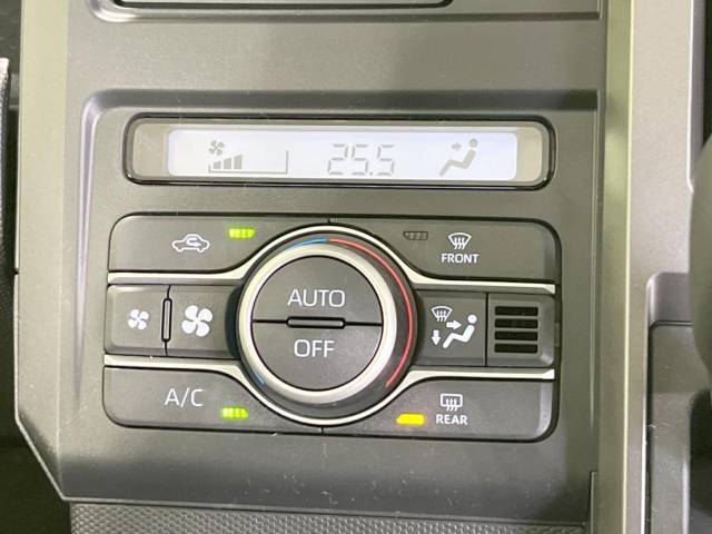 【オートエアコン】一度お好みの温度に設定すれば、車内の温度を検知し風量や温度を自動で調整。暑い…寒い…と何度もスイッチ操作をする必要はありません。快適な車内空間には必須の機能ですね♪