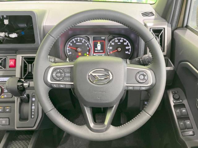 【純正革巻きステアリング】上質な革を使用することで、手にしっかり馴染みとても運転しやすいハンドルです♪