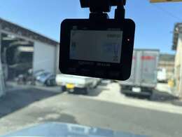 車の前で起こる出来事を録画してくれます。もしもの時に役立ってくれます。