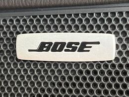【BOSEサウンドシステム】メーカーオプションの高品位サウンドシステムを搭載。専用のチューニングが施された大小様々なスピーカーから良質なサウンドが奏でられ、臨場感あふれる音響空間を演出します。
