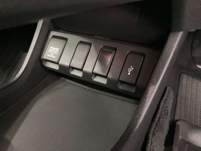 携帯充電など使える充電用USBジャックついてます。