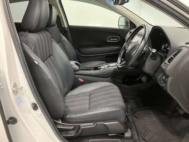 ゆったり、しっかりと座れるシートに運転席は高さ調節可能なハイトアジャスター付き！シート位置の前後と高さ、レバーの上下左右の調節で自分にあったポジションを見つけることができます！