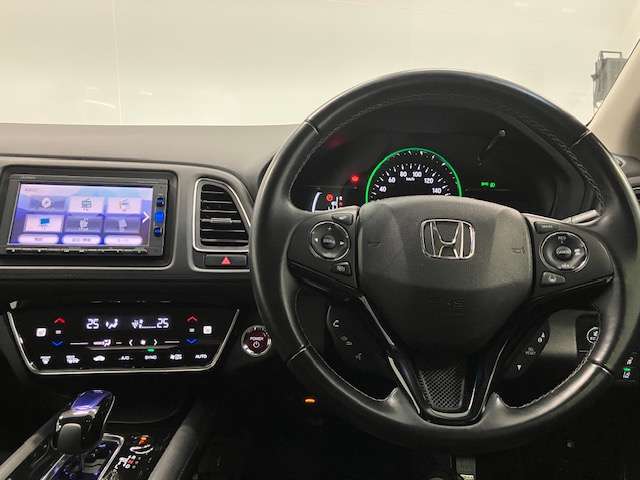 運転しながら手元でオーディオ操作ができます！ハンドルから手、目を放すことなく運転も安心です！