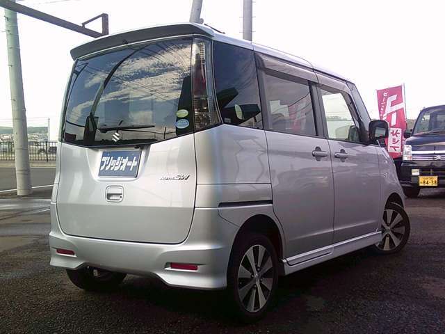 当社の展示車のフロアマットは全て200Vの高圧洗浄機にて洗浄後、天日干し乾燥させていますので綺麗ですよ！