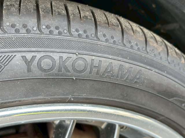 タイヤメーカー：YOKOHAMA　タイヤデザイン：BluEarth-RV　タイヤサイズ：245/40R20