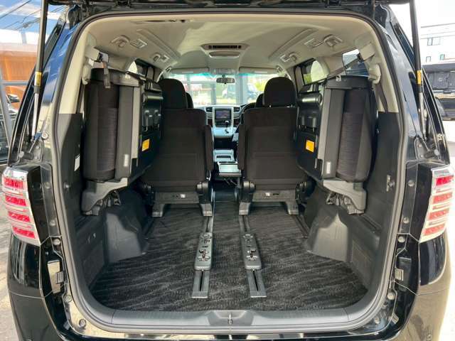 サードシートを畳むと広いラゲッジスペース♪セカンドシートをフロントに移動をすればさらに荷室が広くなります☆彡