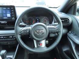 ステアリングスイッチ付きハンドルです！ハンドルから手をはなすことなく、オーディオ等の簡単な操作ができちゃいます。大変便利な装備ですよ。