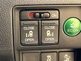 【両側パワースライドドア】スマートキーや運転席のスイッチで後席両側スライドドアの開閉が可能♪電動だから力を入れてドアを開ける必要が無く、小さなお子様でも簡単に開け閉めでき快適です♪