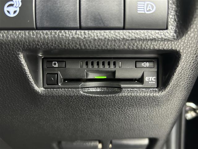 【ETC】有料道路を利用する際に料金所で停止することなく通過できる、ETC車載器（ノンストップ自動料金収受システム機器）が装備されています。セットアップを行うことで利用可能になります。