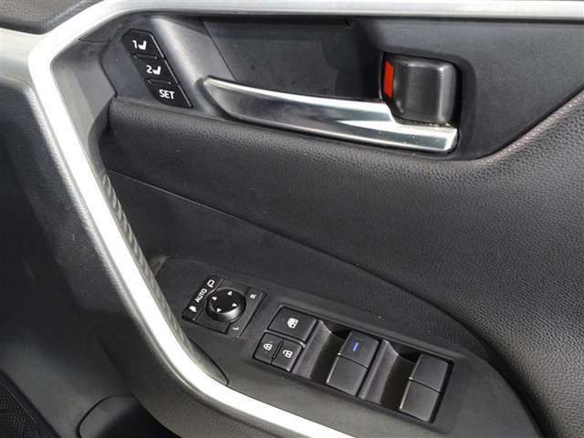 運転席のパワーシートはメモリー機能付きです。電動格納式ドアミラーも装備してます。