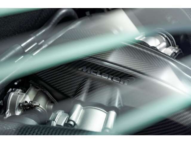 V型8気筒 3.8リッターツインターボエンジンは高馬力を発生させます。