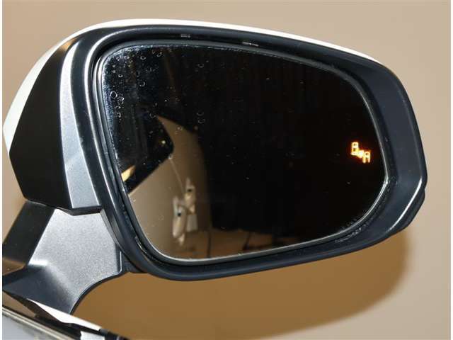 ブラインドスポットモニター付きで見えづらい所の車も確認出来ますね！！あれば安心です！