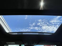 天井の画像です。店舗にて現車の確認もいただけますので、お電話で在庫のご確認の上是非ご来店くださいませ！！！ワクワクするクルマ選びをご提案します！