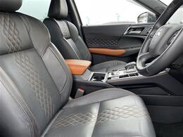 【運転席】座り心地が良いシートなので長時間の運転でも快適にお過ごしいただけます。新品のフロアマットのご注文も可能です。掲載箇所以外にご希望の写真がございましたらお気軽にお問い合わせ下さい。