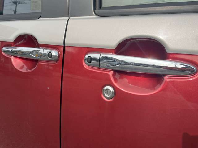 ドアノブに付いている黒いボタンを押せば車のカギの開閉も一発です。鍵はバッグやポケットに入れっぱなしでOKです。