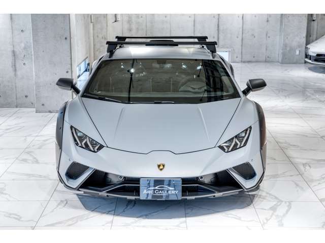 ●Electrochromic　Exterior　Mirrors：125,290円●Lamborghini　Maintenance　Package　5　Years：548,460円