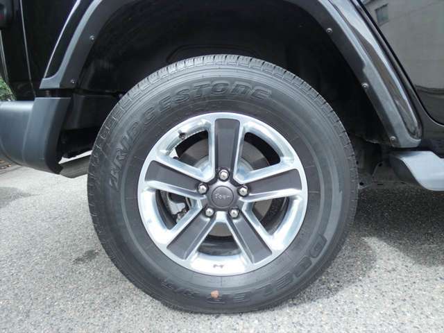 タイヤサイズは255/70R18です。