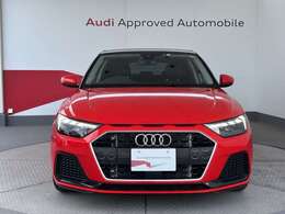 Audiの象徴であるシングルフレームグリルをよりワイドで低くシャープなデザインとすることでワイド＆ローのフォルムを協調しています。
