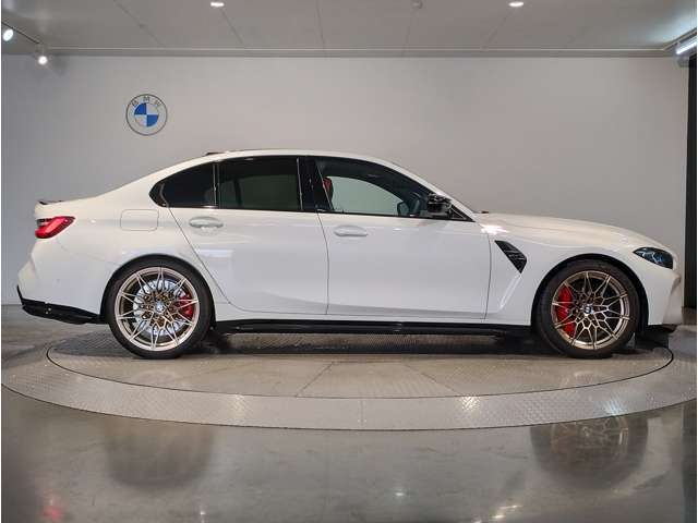 ☆BMWの前後重量配分50:50はエンジン自体をフロントタイヤよりも後ろにずらし、通常はエンジンルーム内に搭載される重量物であるバッテリーをトランクに移動させるなどして実現されています☆