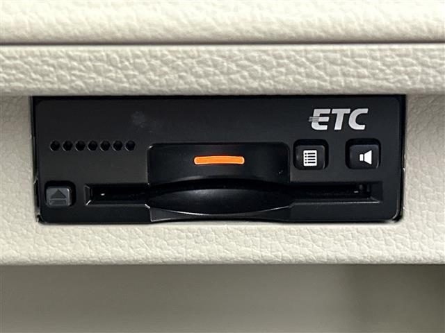 【ETC】有料道路を利用する際に料金所で停止することなく通過できる、ETC車載器（ノンストップ自動料金収受システム機器）が装備されています。セットアップを行うことで利用可能になります。