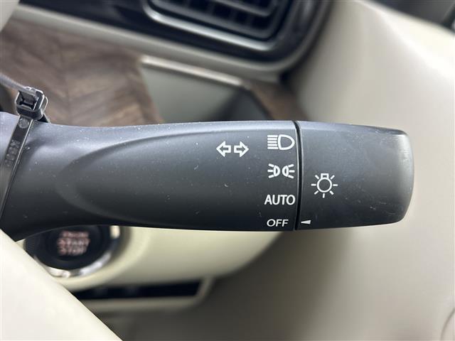 【オートライト（AUTO）】外の明るさをシステムが感知して、自動でヘッドライトが点灯します！ヘッドライトをつけ忘れを防ぐ便利機能です。