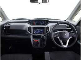 インパネシフトなので運転席から助手席への移動も楽々