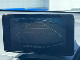 【バックカメラ】駐車時に後方がリアルタイム映像で確認できます。大型商業施設や立体駐車場での駐車時や、夜間のバック時に大活躍！運転スキルに関わらず、今や必須となった装備のひとつです！