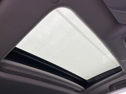 【サンルーフ】開放感たっぷりの希少装備、サンルーフが装着されています！車内に明かりを取り入れたり景色を楽しむ以外にも、車内の空気も簡単に換気できて快適です！