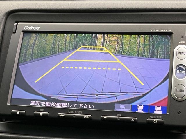 【バックカメラ】駐車時に後方がリアルタイム映像で確認できます。大型商業施設や立体駐車場での駐車時や、夜間のバック時に大活躍！運転スキルに関わらず、今や必須となった装備のひとつです！