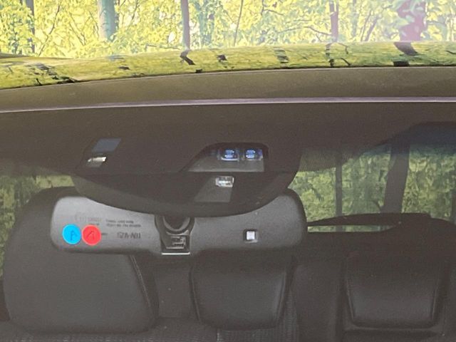 【シティブレーキアクティブシステム】低速走行中に前方の車両等を認識し、衝突しそうな時は警報とブレーキで衝突回避と被害軽減をアシスト。より安全にドライブをお楽しみいただけます。