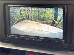 【バックカメラ】駐車時に後方がリアルタイム映像で確認できます。大型商業施設や立体駐車場での駐車時や、夜間のバック時に大活躍！運転スキルに関わらず、今や必須となった装備のひとつです！