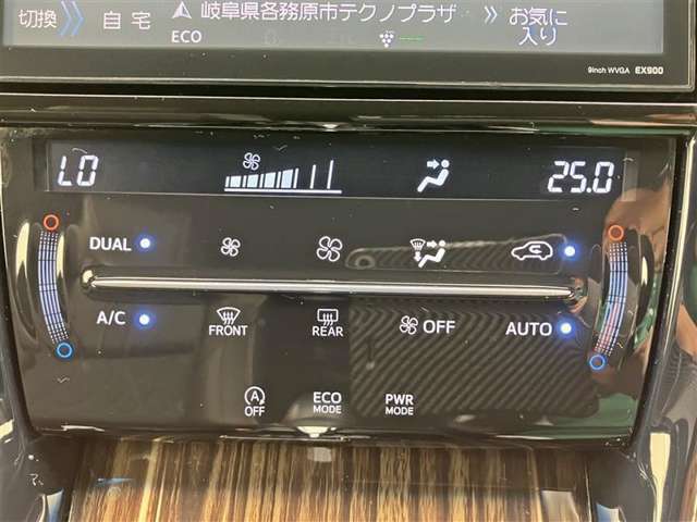 運転席・助手席・独立型オートエアコン。運転席とパートナー別々の温度設定ができ快適なドライブが楽しめます！高級グレードの証ですね！