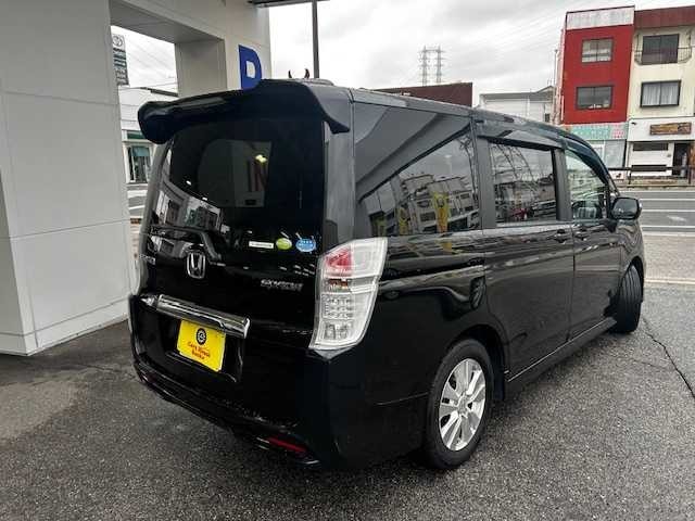 8人乗りのミニバンタイプのお車です。ファミリーカーをご所望の方は是非！