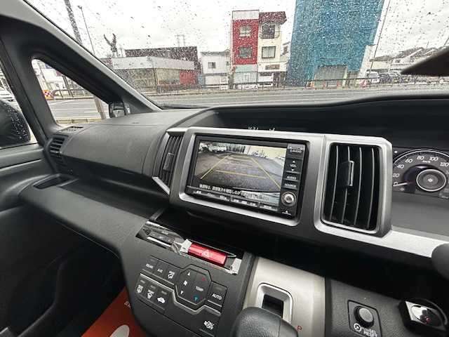 バックガイドモニターも装備もされておりますので、駐車時の後方の視界確保に役立ちます。