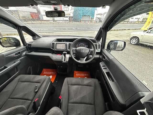 運転席は、ウォークスルータイプとなっていますので、後部座席への移動もし易い設計となっております。