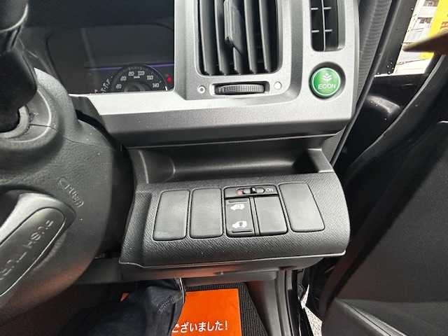 運転席からボタン一つでスライドドアの開閉が出来ますよ！