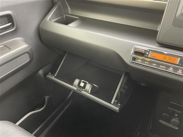 【グローブボックス】車検証ケースや、日頃使う小物類の収納に便利ですね！