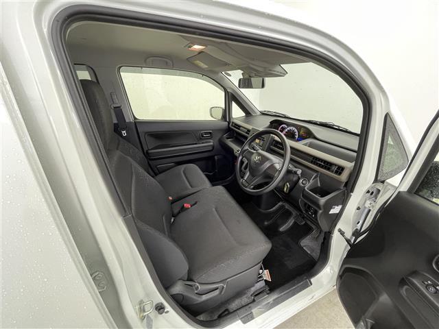 【運転席】座り心地が良いシートなので長時間の運転でも快適にお過ごしいただけます。新品のフロアマットのご注文も可能です。掲載箇所以外にご希望の写真がございましたらお気軽にお問い合わせ下さい。