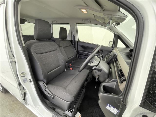 【運転席】座り心地が良いシートなので長時間の運転でも快適にお過ごしいただけます。新品のフロアマットのご注文も可能です。掲載箇所以外にご希望の写真がございましたらお気軽にお問い合わせ下さい。