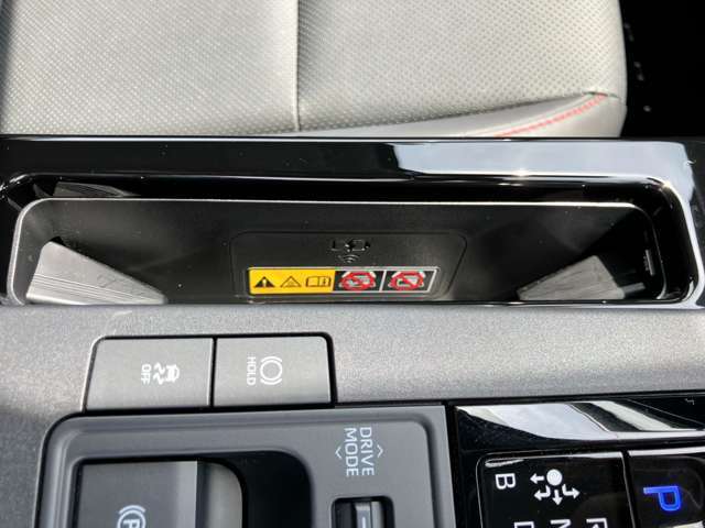 置くだけ充電！対応のスマホならケーブルを接続しなくても充電が可能！ワイヤレスなのでいちいち繋げる手間もなし♪